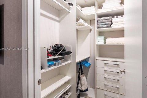 Condo in Miami, Florida, 2 bedrooms  № 2042396 - photo 18