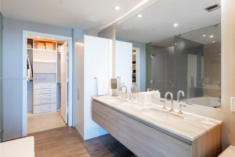 Condo in Miami, Florida, 2 bedrooms  № 2042396 - photo 12