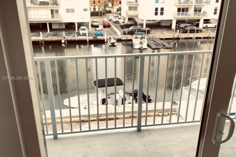 Apartment in North Miami Beach, Florida 2 bedrooms, 99.87 sq.m. № 2392341 - photo 13