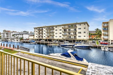 Apartment in North Miami Beach, Florida 2 bedrooms, 99.87 sq.m. № 2392341