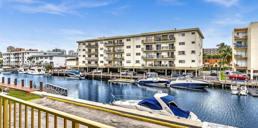 Apartment in North Miami Beach, Florida 2 bedrooms, 99.87 sq.m. № 2392341