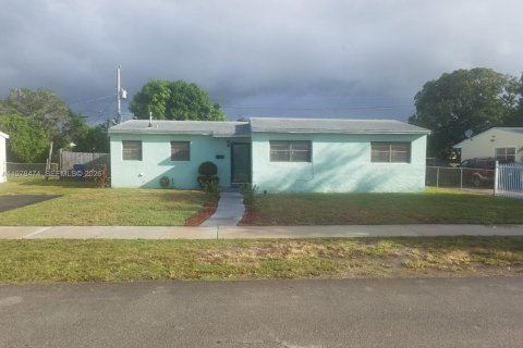 Купить виллу или дом в Майами-Гарденс, Флорида 3 спальни, 116.87м2, № 2050602 - фото 2