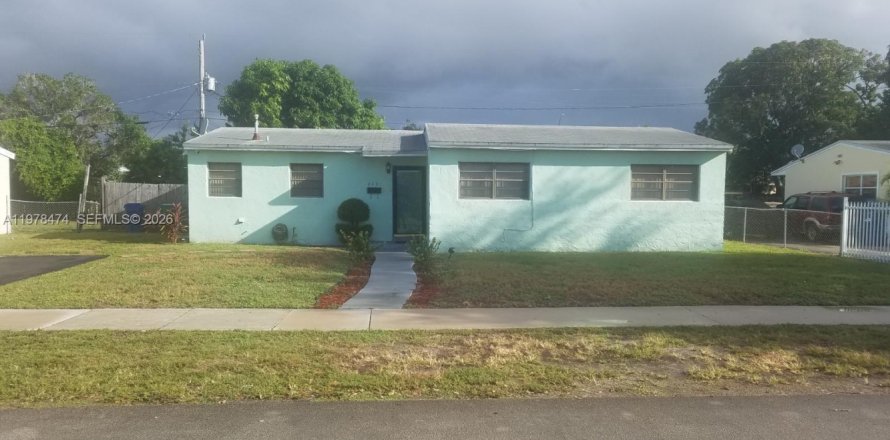 Дом в Майами-Гарденс, Флорида 3 спальни, 116.87м2 № 2050602