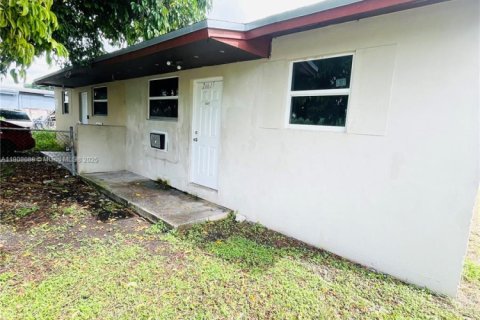 Villa ou maison à louer à Homestead, Floride: 2 chambres, 65.03 m2 № 1967762 - photo 2
