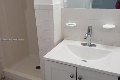 Casa en alquiler en North Miami Beach, Florida, 4 dormitorios, 151.06 m2 № 1987688 - foto 12