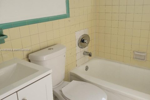 Casa en alquiler en North Miami Beach, Florida, 4 dormitorios, 151.06 m2 № 1987688 - foto 13