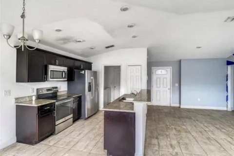 Villa ou maison à vendre à Poinciana, Floride: 3 chambres, 117.34 m2 № 2399100 - photo 5