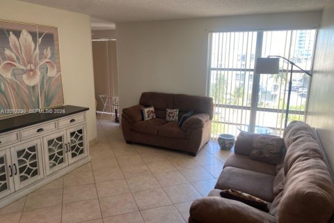 Condo in Sunny Isles Beach, Florida, 1 bedroom  № 2076334 - photo 2