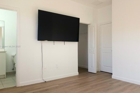 Снять в аренду таунхаус в Хомстед, Флорида 3 спальни, 129.41м2, № 1973097 - фото 8