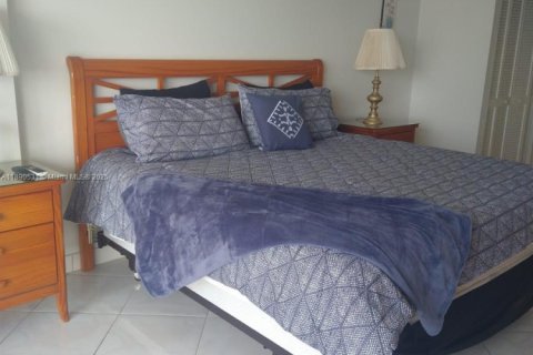 Copropriété à louer à Surfside, Floride: 1 chambre, 89.37 m2 № 1943344 - photo 2