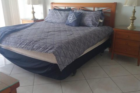 Copropriété à louer à Surfside, Floride: 1 chambre, 89.37 m2 № 1943344 - photo 1