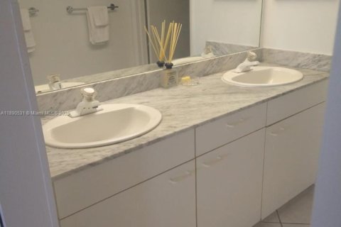 Copropriété à louer à Surfside, Floride: 1 chambre, 89.37 m2 № 1943344 - photo 8