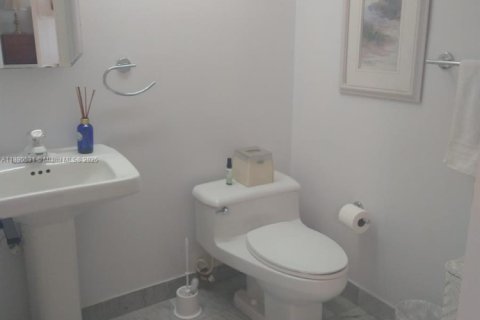 Copropriété à louer à Surfside, Floride: 1 chambre, 89.37 m2 № 1943344 - photo 3