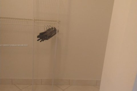 Copropriété à louer à Surfside, Floride: 1 chambre, 89.37 m2 № 1943344 - photo 12