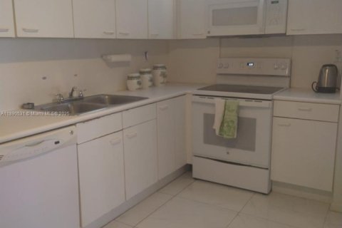 Copropriété à louer à Surfside, Floride: 1 chambre, 89.37 m2 № 1943344 - photo 6