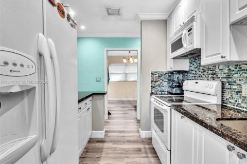 House in Fort Lauderdale, Florida 3 bedrooms, 85.93 sq.m. № 1995787 - photo 20