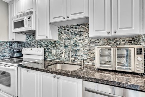 House in Fort Lauderdale, Florida 3 bedrooms, 85.93 sq.m. № 1995787 - photo 19