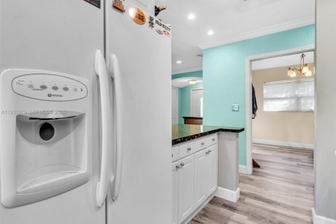 House in Fort Lauderdale, Florida 3 bedrooms, 85.93 sq.m. № 1995787 - photo 18