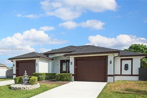 House in Port St. Lucie, Florida 3 bedrooms, 191.66 sq.m. № 1697556 - photo 2
