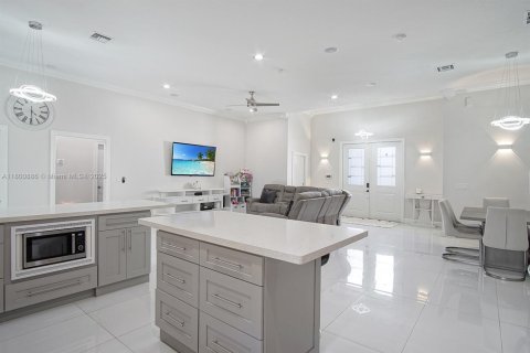 House in Port St. Lucie, Florida 3 bedrooms, 191.66 sq.m. № 1697556 - photo 15