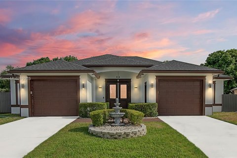House in Port St. Lucie, Florida 3 bedrooms, 191.66 sq.m. № 1697556 - photo 1