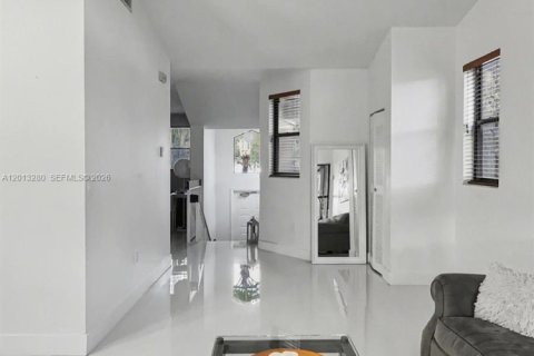 Condominio en alquiler en Miami Lakes, Florida, 3 dormitorios, 125.23 m2 № 2075575 - foto 4
