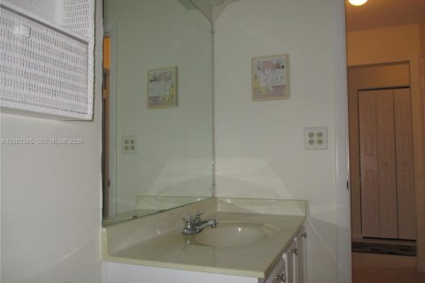 Condo in Stuart, Florida, 2 bedrooms  № 2189488 - photo 19