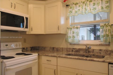 Condo in Stuart, Florida, 2 bedrooms  № 2189488 - photo 3