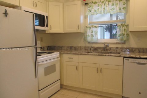 Condo in Stuart, Florida, 2 bedrooms  № 2189488 - photo 4