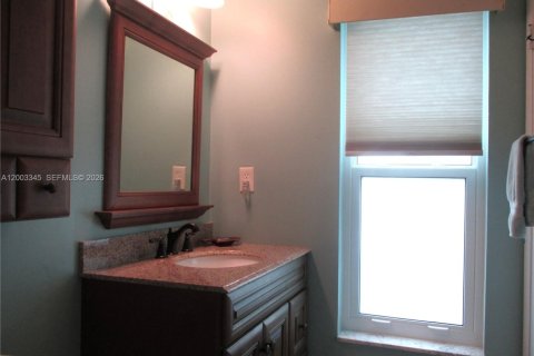 Condo in Stuart, Florida, 2 bedrooms  № 2189488 - photo 16