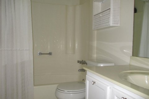 Condo in Stuart, Florida, 2 bedrooms  № 2189488 - photo 18
