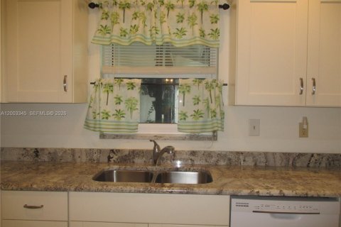 Condo in Stuart, Florida, 2 bedrooms  № 2189488 - photo 2