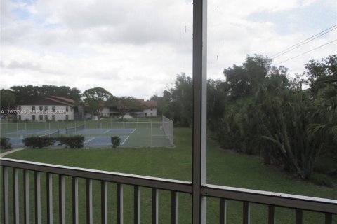 Condo in Stuart, Florida, 2 bedrooms  № 2189488 - photo 12
