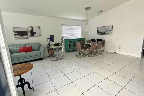 Casa en venta en Miami, Florida, 3 dormitorios, 175.49 m2 № 1922679 - foto 4