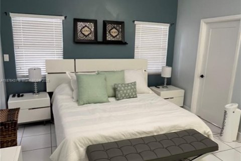 Casa en venta en Miami, Florida, 3 dormitorios, 175.49 m2 № 1922679 - foto 12