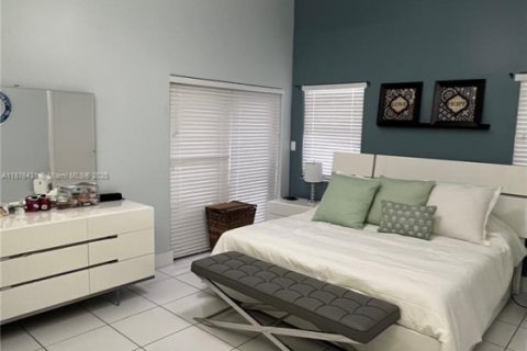 Casa en venta en Miami, Florida, 3 dormitorios, 175.49 m2 № 1922679 - foto 13