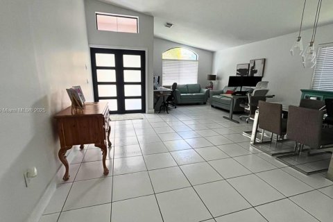 Casa en venta en Miami, Florida, 3 dormitorios, 175.49 m2 № 1922679 - foto 2