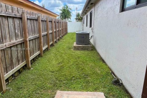 Casa en venta en Miami, Florida, 3 dormitorios, 175.49 m2 № 1922679 - foto 25