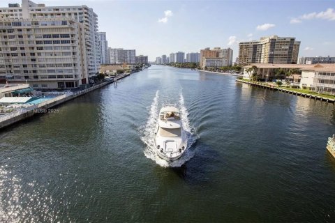 Condominio en venta en Hallandale Beach, Florida, 2 dormitorios, 87.79 m2 № 1933910 - foto 7