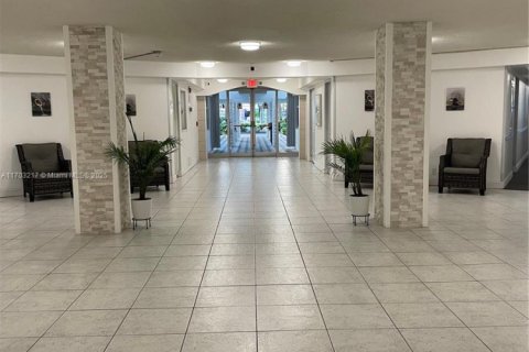Condominio en venta en Hallandale Beach, Florida, 2 dormitorios, 87.79 m2 № 1933910 - foto 21