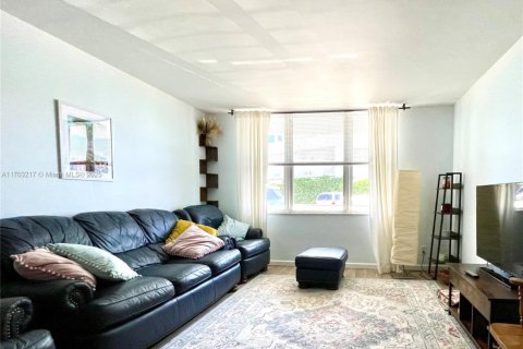 Condominio en venta en Hallandale Beach, Florida, 2 dormitorios, 87.79 m2 № 1933910 - foto 1
