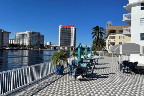 Condominio en venta en Hallandale Beach, Florida, 2 dormitorios, 87.79 m2 № 1933910 - foto 16