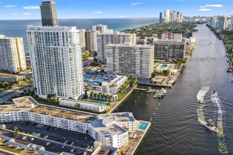 Condominio en venta en Hallandale Beach, Florida, 2 dormitorios, 87.79 m2 № 1933910 - foto 10