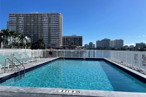 Condominio en venta en Hallandale Beach, Florida, 2 dormitorios, 87.79 m2 № 1933910 - foto 17