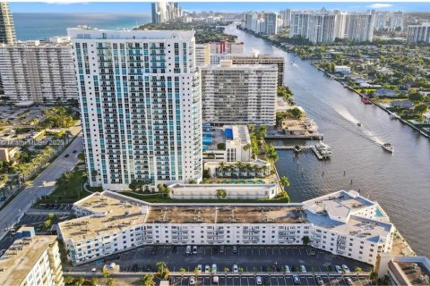 Condominio en venta en Hallandale Beach, Florida, 2 dormitorios, 87.79 m2 № 1933910 - foto 11