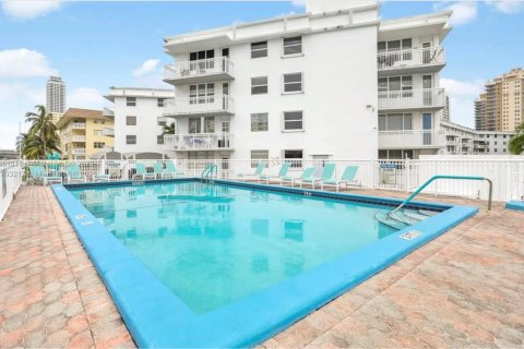 Condominio en venta en Hallandale Beach, Florida, 2 dormitorios, 87.79 m2 № 1933910 - foto 5