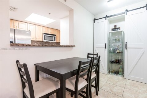 Condo in Miami, Florida, 1 bedroom  № 1875505 - photo 4