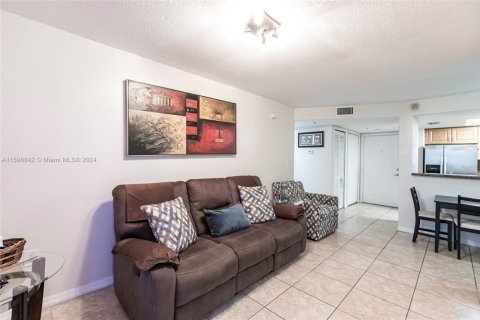 Condo in Miami, Florida, 1 bedroom  № 1875505 - photo 3