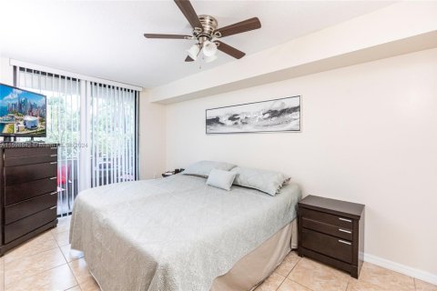 Condo in Miami, Florida, 1 bedroom  № 1875505 - photo 10