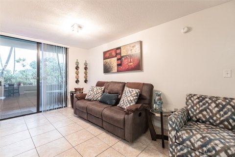 Condo in Miami, Florida, 1 bedroom  № 1875505 - photo 2